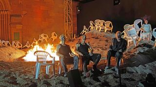 Wie immer geht es bei den Burgundern vor dem Wormser Dom heiß her. Das Ensemble von "See aus Asche - Das Lied der Nibelungen" bei den Endproben.