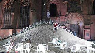 Nibelungenfestspiele Worms, Uraufführung "See aus Asche - Das Lied der Nibelungen" von Roland Schimmelpfennig...Szene mit (v.l.) Lisa Nathalie Arnold (Lindenblatt), Andreas Grötzinger (Volker) und Denis Geyersbach (Giselher)..Bild: bjz 09.07.2025