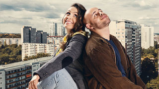 Kim Vanessa Földing als Ella und Douglas Morgan Brown als Kemal.