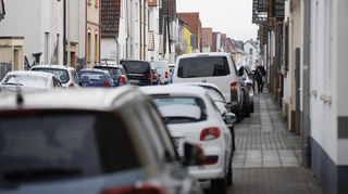 Zu viele parkende Autos sind in den engen Innenstadtstraßen Viernheims ein Problem. Rigide Kontrollen der Stadt erhitzen die Gemüter.