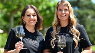 Anna Antonia Cölsch (l.) und Susanna Singer bewerben sich um das Amt der pfälzischen Weinkönigin.