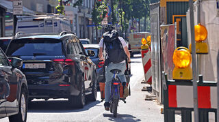 An der Baustelle New7 (ehemals Kaufhof) in Mannheim wird es richtig eng für Radfahrer: Der Radweg endet hier und Radfahrer müssen sich die ohnehin enge Fahrbahn mit Autos und Lkws teilen.