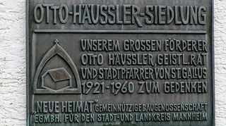 Eine Gedenktafel im noch bestehenden Quartier erinnert bis heute an den einstigen Ladenburger Stadtpfarrer Otto Häußler, nach dem die Siedlung und eine Straße dort benannt ist.