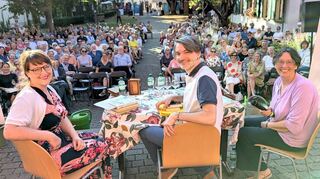 Zum Auftakt begeisterte der mehrfach preisgekrönte deutsch-bosnische Schriftsteller Saša Stanišić, hier mit den Moderatorinnen Carolin Callies (l.) und Kristin Wolz (r.), das Publikum.