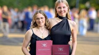 Traumnote 1,0: Sophie Höglmeier (l.) und Nina Dehnen (r.) sind die Jahrgangsbesten beim Abitur am CBG in Ladenburg.