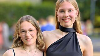 Traumnote 1,0: Sophie Höglmeier (l.) und Nina Dehnen (r.) sind die Jahrgangsbesten beim Abitur am CBG in Ladenburg.