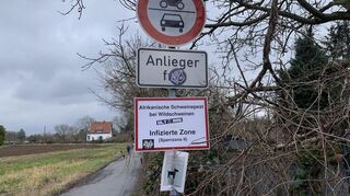 Schilder im Feudenheimer Langgewann weisen auf die Afrikanische Schweinepest hin.