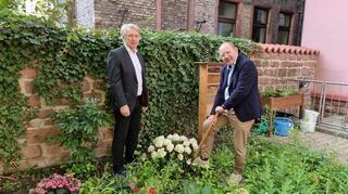 Im Rahmen des 70-jährigen Bestehens des Hauses Bethanien in Mannheim hat Oberbürgermeister Christian Specht dem traditionsreichen sozialen Zentrum eine besondere Geste der Wertschätzung überreicht. Beim Festakt im Rahmen des Jubiläums übergab der Oberbürgermeister eine prächtige Hortensie an Haus Bethanien. Die Pflanze wurde danach mit Geschäftsführer Johann Wagner im Garten des Hauses eingepflanzt
