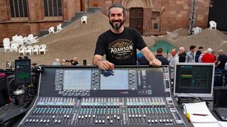 Marius Feth, verantwortlich für den Ton bei den Nibelungenfestspielen in Worms, hat ein dreidimensionales Soundsystem für die Sprachsteuerung entwickelt. Dadurch erkennt der Zuschauer schneller, wer gerade auf der Bühne spricht.