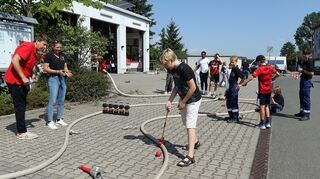 Die Ferienspiele führten die Kinder nach Riedrode zur Feuerwehr. Hier gab es verschiedene Spiele mit Ausrüstungsgegenständen, beispielsweise Golf.