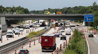 Blick auf den Neubau der B39-Brücke über die A6 bei der Anschlussstelle Schwetzingen/Hockenheim. Noch bis Dienstag, 15.Juli, bleibt dieser Autobahnabschnitt gesperrt.