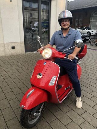 Basti Hauk von Radio Regenbogen fährt leidenschaftlich gerne Vespa.