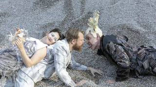 Lisa Natalie Arnold ( das Blatt), Eivin Nilsen Salthe (Siegfried) und Hans-Werner Leupelt (König Gunter) in der Kiesgrube vor dem Dom.