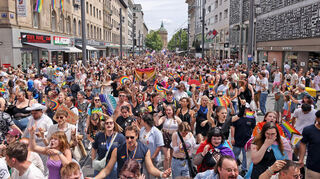 Die bunte Parade zieht sich durch die Innenstadt. Mal ernst, mal nachdenklich, mal bunt, mal in Feierlaune …