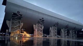 Ziel der Reise in der Industrietempel-Performance: die Osttribüne am Hockenheimring.