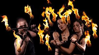 Wirkten an der Performance mit: das mit dem Feuer spielende Ensemble „Finyx Fire“.