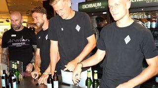 SV Waldhof Spieler am Bierausschank: Janne Sietan (von rechts), Niklas Hoffmann und Lukas Klünter