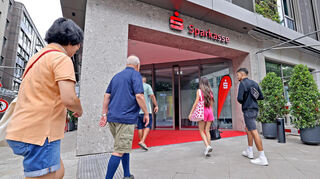 Die neue Filiale der Sparkasse Rhein Neckar Nord in D2, 5-8. Die ersten Kunden kommen nach der Filialeröffnung.