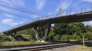 Beim westlichen Widerlager gibt es Setzungen: die - fast fertige Sudetenstraßenbrücke muss gesperrt bleiben.