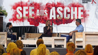 Klimaaktivistin Carla Reemtsma bei den Theaterbegegnungen der Nibelungenfestspiele im Gespräch mit Regisseurin Mina Salehpour und Journalist Rüdiger Suchsland.