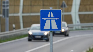 Trotz der Freigabe der Autobahn bei Heidelberg bleiben Fahrbahnsanierungen und Schutzplanken bis Ende des Monats eine Herausforderung für den Verkehr. (Symbolbild)