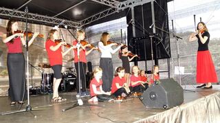Das bunte und abwechslungsreiche Bühnenprogramm beim Stadtteilfest Schwetzingerstadt/Oststadt eröffnete die Suzuki Geigenschule Mannheim.