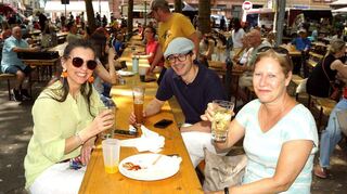 Lucy und Thomas Rauch (von links) genießen mit Diana Bauder-Stickel das gesellige Beisammensein im gemütlichen Biergarten unter Bäumen.