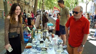 Spaß beim Handeln und Feilschen auf dem großen Flohmarkt für Jedermann.