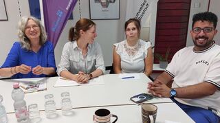 Hoffen auf viele Unterstützer: Edith Hartel (v.l.) und Carolin Schleicher von der Gemeinwesenarbeit mit PauLa Michaela Weber und Alaa Alshamy werben kräftig für mehr Nachbarschaftshilfe.