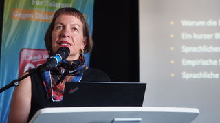 Die Professorin Carolin Müller-Spitzer vom Leibniz-Institut für Deutsche Sprache war zu Gast am Ludwig-Frank-Gymnasium.