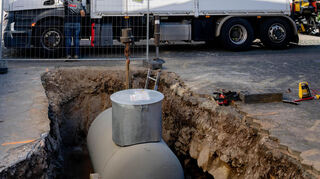 Wer mit Flüssiggas heizen will, braucht einen Tank, der außerhalb des Hauses installiert wird.