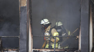 Feuerwehrleute suchen nach Glutnestern.