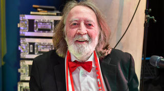 Rocker, aber immer im Anzug und mit Fliege – das gehört sich für ihn so: Joachim Schäfer, hier im Rosengarten, wird 75 Jahre alt.