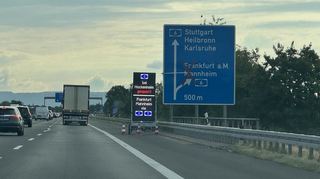 Am Donnerstagabend wiesen Hinweistafeln auf die Sperrung der A6 hin.
