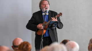 Joachim Schäfer bei der Ausstellungseröffnung BUGA 75 im Marchivum.