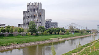 Collini-Center von Friedrich-Ebert-Brücke aus und von Neckarpromenade aus gesehen.