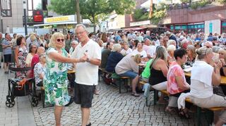 Weil die Tanzfläche des Rovigo-Platz schnell an ihre Grenzen stieß, wurde auf die Randbereiche ausgewichen.