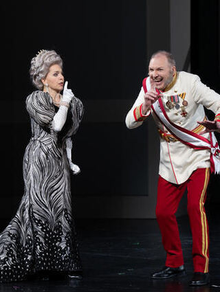 Bringen Schwung in die Bude: Michaela Schneider (Anhilte) mit Kammersänger Thomas Jesatko (Leopold Maria, Fürst von und zu Lippert-Weylersheim).