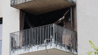 Nach dem Brand eines Balkons in der Zeppelinstraße sind die Schäden deutlich zu erkennen.