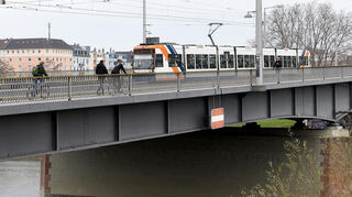 Auch an der Kurpfalzbrücke werden in den nächsten Jahren "umfangreiche Baumaßnahmen" nötig sein, erklärt die Stadtverwaltung.