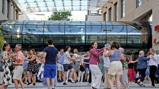 Tanzevent auf dem Münzplatz von Q6 Q7 beim jüngsten Mannheimer Erlebniswochenende. Diringer & Scheidel betreibt nicht nur Pflegeeinrichtungen, sondern auch das innerstädtische Einkaufszentrum.