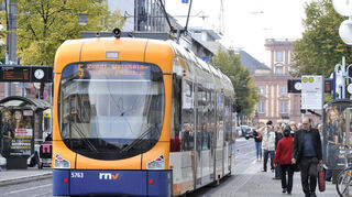 Mannheim. Innenstadt und Region. Stabilisierungsplan: Seit Dezember sind weniger Busse und Bahnen unterwegs als normalerweise. Grund sind unter anderem Personalengpässe bei der RNV.Im Bild: Haltestellen mit Anzeigen und wartende/in- bzw. aussteigende Leute und Stadtbahnen. Haltestelle Paradeplatz.
