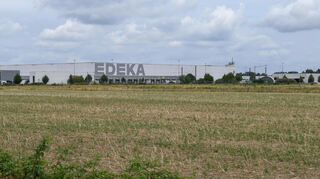 Auf der 4,7-Hektar großen Fläche am Rand des Gewerbegebietes ist eine Photovoltaik-Anlage vorgesehen.