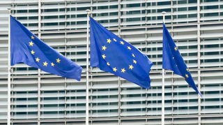 Fahnen der Europäischen Union wehen vor dem Gebäude der EU-Kommission in Brüssel.