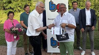 Walter Wohlfart, Vorsitzender des Aufsichtsrats, überreichte Wolfgang Hofmann (l.) zum Abschied Geschenke.
