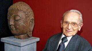 <p>Großer Mäzen mit Verdiensten und Verfehlungen: Heinrich Vetter, 2003 gestorben, in einer Aufnahme von 2001 neben einer chinesischen Skulptur.</p>