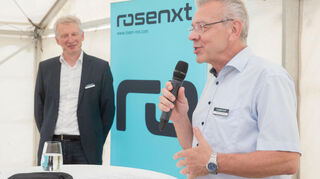 „Werden alles dafür tun, dass sich das Unternehmen möglichst lange bei uns wohlfühlt.“ Rathauschef Störmer (r.) und Dirk van Vinckenroye von Rosenxt.