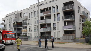 Ein Balkonbrand in der Zeppelinstraße in Mannheim breitete sich am Mittwoch auf die angrenzende Wohnung aus und führte zu einem erheblichen Sachschaden.