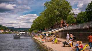 In der Nähe der Heidelberger Stadthalle soll hier an der Neckarlauer die schwimmende Plattform gebaut werden. Von dieser könnte in Zukunft zum Baden in den Neckar gestiegen werden.