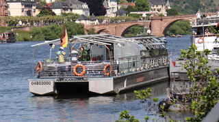 Schiffe auf dem Neckar können für Schwimmerinnen und Schwimmer in Heidelberg gefährlich sein.